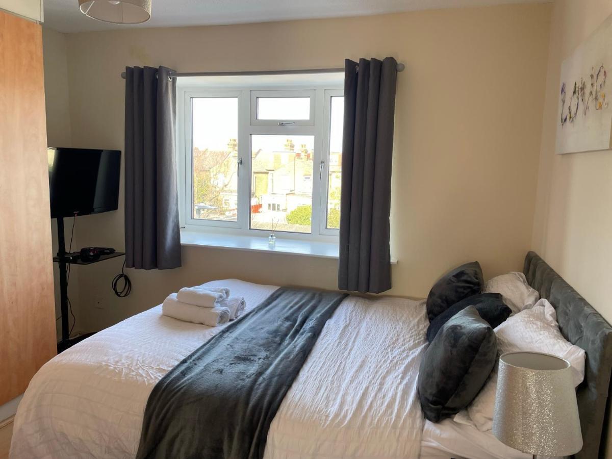 Nnk Air Bnb Enfield Exteriér fotografie